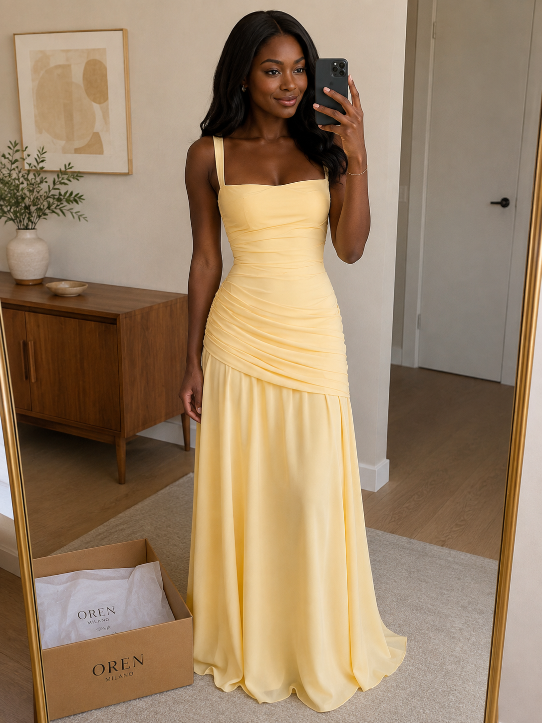 Clienta Oren Milano con vestido amarillo