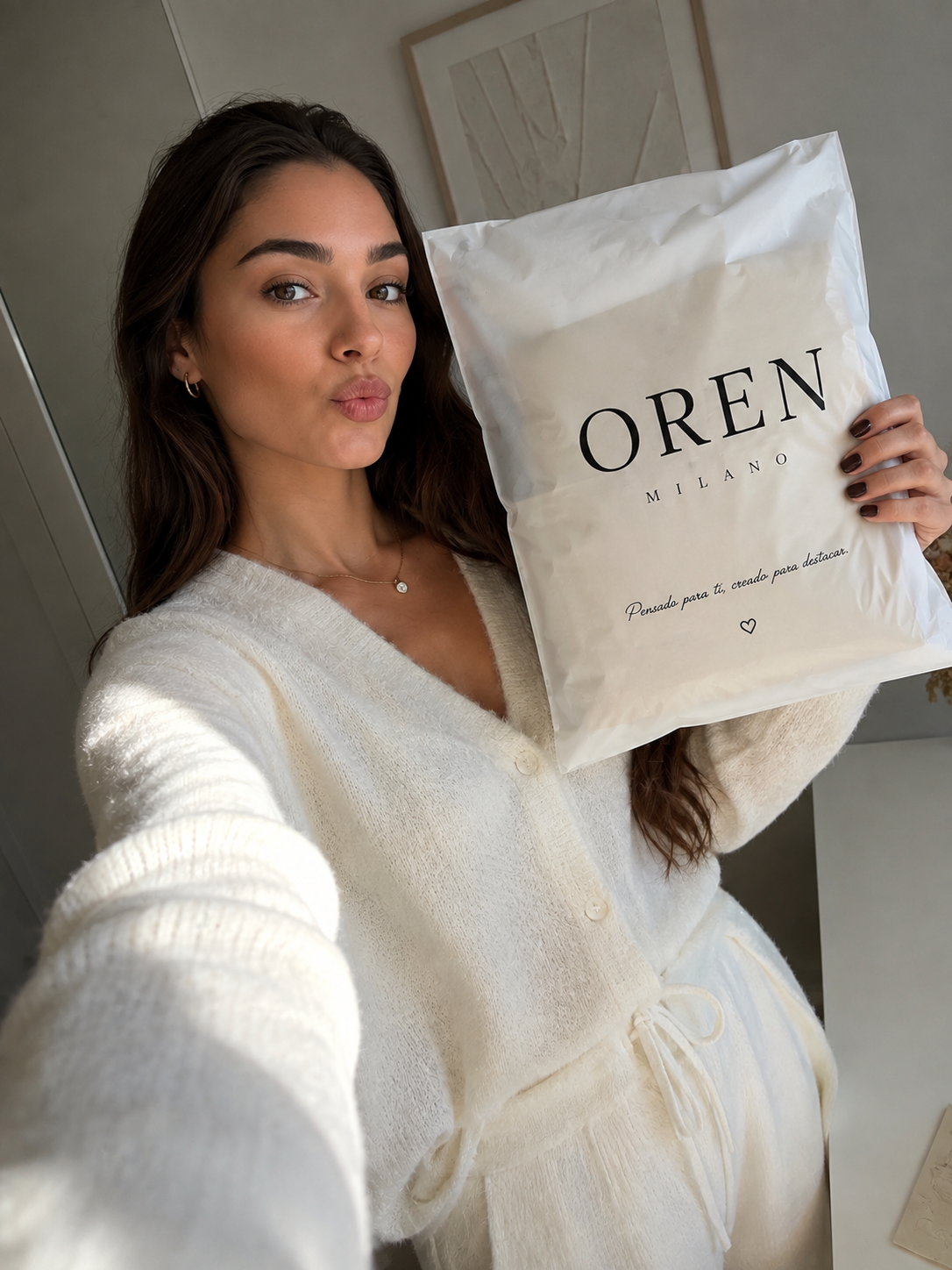 Clienta mostrando su pedido Oren Milano